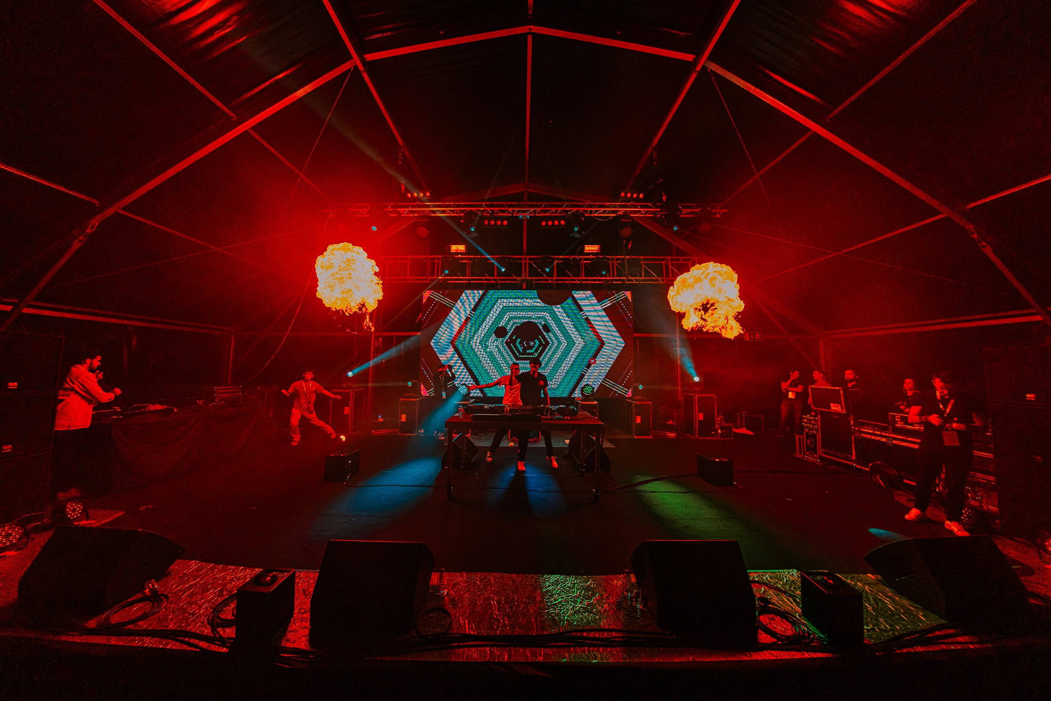 Dirty Sound Boys a atuar ao vivo